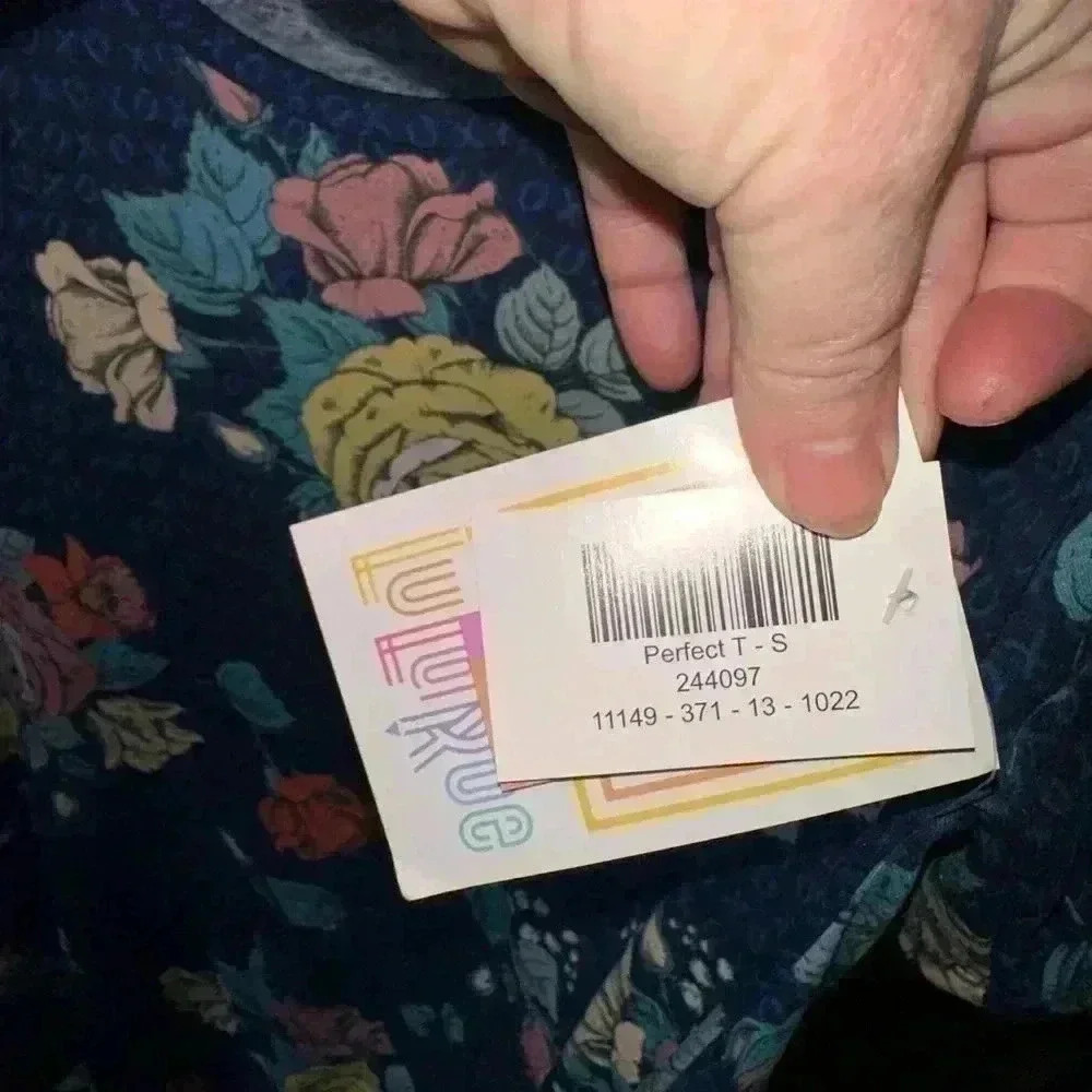 Lularoe small blue Perfect T with beautiful roses and‎ xoxo hugs & kisses! NWT - Picture 4 of 7